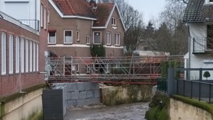 Tijdelijke kademuur beschermt woningen langs Geul in Valkenburg
