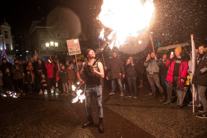 Vredige en rustige protestmarsen in vier Limburgse plaatsen: ‘sfeer is gezellig met lampjes en fakkels’