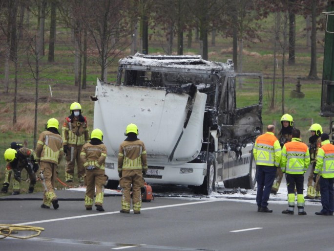 Vrachtwagen brandt uit op A73