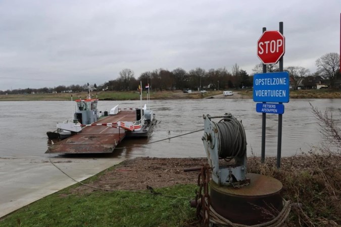 Onverwachte stijging waterpeil in Maas: veerpont tussen Berg en België uit de vaart