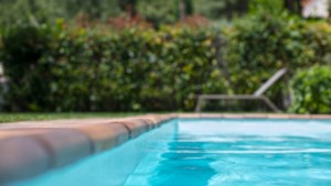 ‘Illegaal’ zwembad dat te dicht bij rand van achtertuin in Stein zou liggen, hoeft voorlopig niet weg   