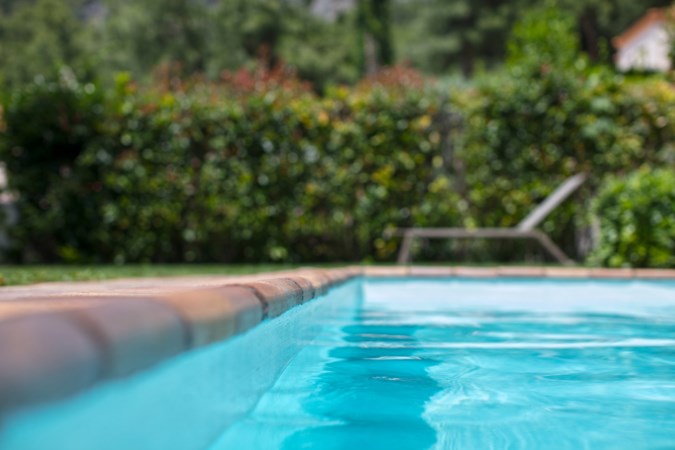 ‘Illegaal’ zwembad dat te dicht bij rand van achtertuin in Stein zou liggen, hoeft voorlopig niet weg 