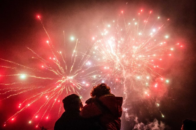 Het mag niet maar we doen het toch: vuurwerk afsteken of stiekem naar de kapper. Burgerlijk verzet of puur egoïsme?