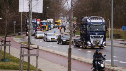 Truckers bewijzen collega de laatste eer: claxonnerend door Maastricht