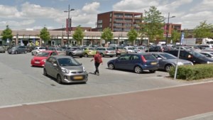 ‘Eenrichtingsverkeer op parkeerplaats bij winkelcentrum in Stein lost door elkaar rijden, fietsen en lopen niet op’