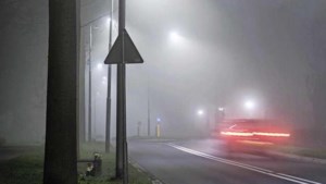 Opgepast op de weg: dichte mist trekt over Nederland