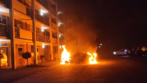 Geparkeerde auto vat vlam in Maastricht: deel flat ontruimd