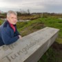 Mies plaatst zitbankjes langs de beek tussen Heythuysen en Leveroy als ode aan het landschap van zijn jeugd