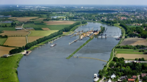 Scheepvaart op Maas gestremd door hoogwatergolf 