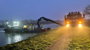 Duwboot raakt in de problemen op Julianakanaal in Echt