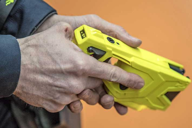 Tussen pepperspray en pistool: de taser is het nieuwe wapen van de politie