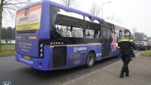Passagier lijnbus raakt gewond na botsing in Weert; flinke schade aan bus 