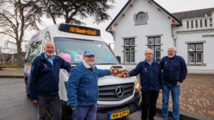 Buurtbus Geulle al vijf jaar een succes: boek met bus-babbels als eerbetoon aan 25 vrijwilligers 