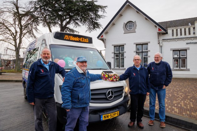 Buurtbus Geulle al vijf jaar een succes: boek met bus-babbels als eerbetoon aan 25 vrijwilligers 