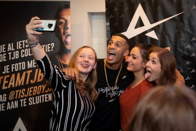 Tisjeboy Jay maakt de tongen los als animator van het protestfeest in Sittard en boegbeeld van het coronaprotest