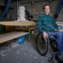 Edo Maas ‘shockeert en charmeert’ als kunstenaar na abrupt einde van wielerloopbaan: ‘Ik hoopte met naakte Willem-Alexander op een relletje’