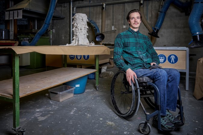 Edo Maas ‘shockeert en charmeert’ als kunstenaar na abrupt einde van wielerloopbaan: ‘Ik hoopte met naakte Willem-Alexander op een relletje’