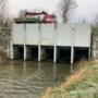 Rijkswaterstaat maakt duiker onder Julianakanaal bij Bunde schoon