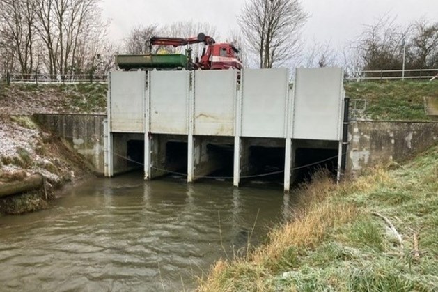 Rijkswaterstaat maakt duiker onder Julianakanaal bij Bunde schoon