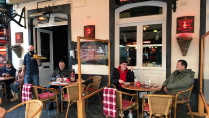 Video: Eerste klanten stormen winkels en cafés in opstandig Valkenburg binnen: ‘Even genieten, heerlijk’