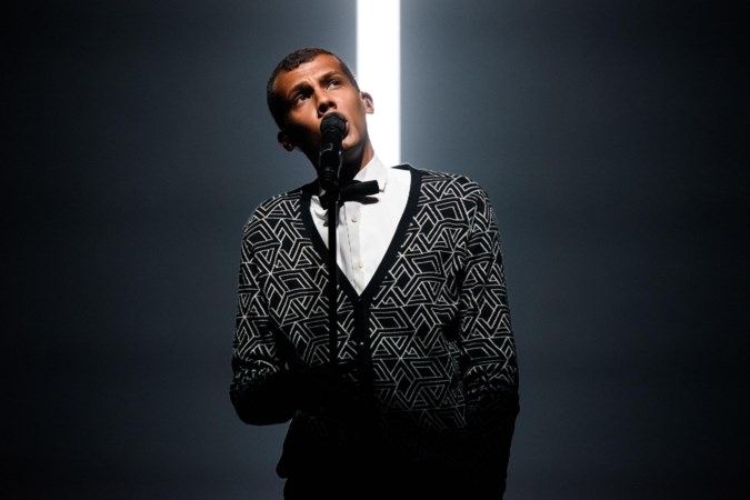 Na zeven jaar is Stromae terug en door zijn stunt in het Franse tv-journaal pakt hij internationaal de aandacht