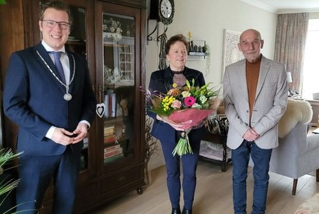Burgemeester Beesel bezoekt gouden echtpaar