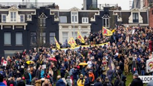 Demonstratie van zo’n 15.000 mensen tegen coronabeleid in Amsterdam ‘vreedzaam verlopen’