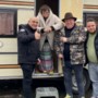 Peter Gilles schenkt dakloze bejaarde opgeknapte caravan