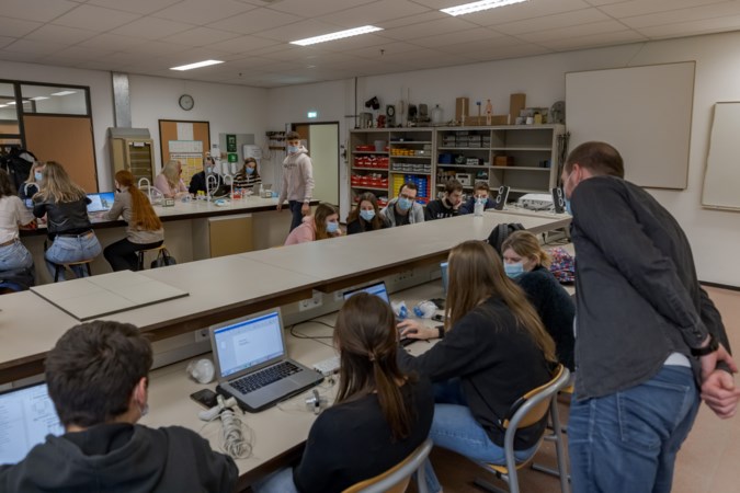 Van het beeldscherm naar de klas en collegebankjes: Limburgs onderwijs switcht snel maar gedoseerd