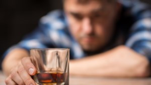 Corona-eenzaamheid drijft Limburgse jeugd naar alcohol en drugs 