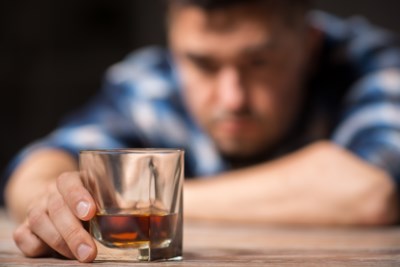 Corona-eenzaamheid drijft Limburgse jeugd vaker naar alcohol en drugs