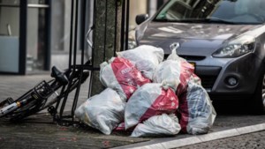 Afvalzakken op de straten in Maastricht hopen zich op, maar einde van ‘Romeinse’ taferelen is in zicht