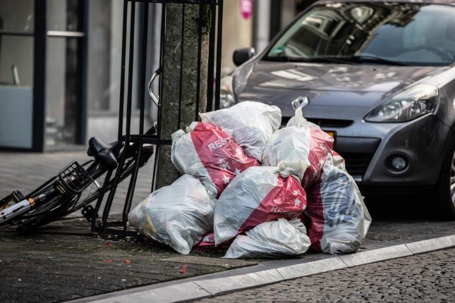 Afvalzakken op de straten in Maastricht hopen zich op, maar  einde van ‘Romeinse’ taferelen is in zicht