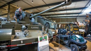 Vanachter het stuur van ‘Herman the Sherman’ leidt Janneke digitale bezoekers langs tanks en vliegtuigen