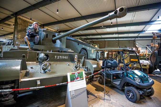 Vanachter het stuur van ‘Herman the Sherman’ leidt Janneke digitale bezoekers langs tanks en vliegtuigen