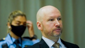 Breivik begint rechtszitting met Hitlergroet
