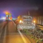 Vrachtwagen botst achterop bij auto in Ospel