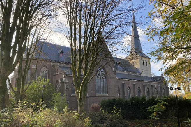 Buurt rond Martinuskerk in Oud-Stein klaagt over volk op parkeerplaats, gemeente laat politie en boa’s controleren