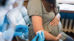Studies bevestigen: coronavaccins veilig voor zwangere vrouwen