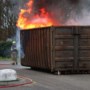 Lading vrachtwagen op A67 bij Venlo vat vlam tijdens het rijden