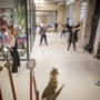Medewerkers Limburgs Museum sporten tussen museumstukken