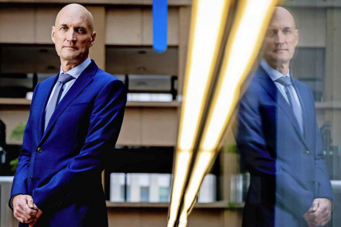 Coronaminister Ernst Kuipers voorzichtig positief: ‘Het gaat de goede kant op’