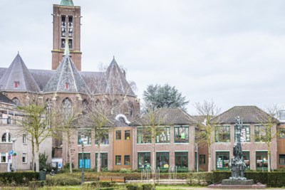 Ergernis over ‘wanstaltige wormen’ van ventilatiesysteem op dak van pas gerenoveerde school in historisch Rosarium in Venlo