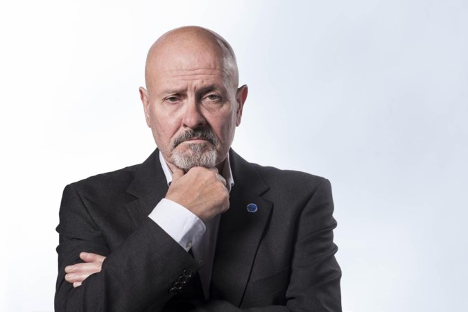 Column: Wie van zijn voetstuk valt, gaat geheimtaal spreken