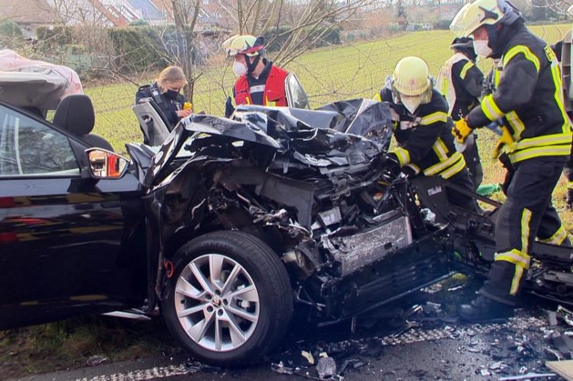 Auto botst vlak over Limburgse grens frontaal op vrachtwagen: bestuurder raakt zwaargewond