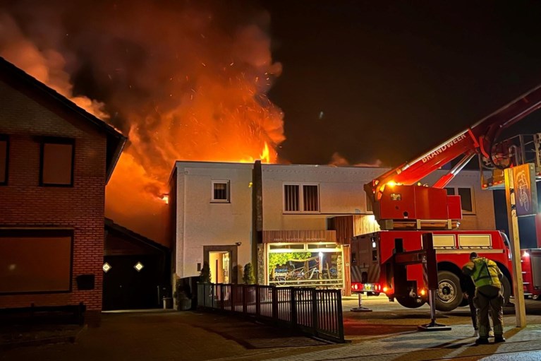 Video: Brand in woning boven fietsenzaak in Vlodrop