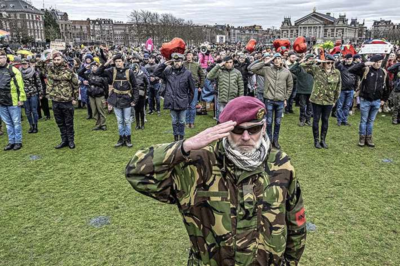 Militaire jassen niet meer weg te denken bij coronaprotesten: vriendengroep of burgermilitie?