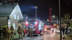 Brandweer rukt uit voor woningbrand in Maasbree, automobilist vlucht na aanrijding  