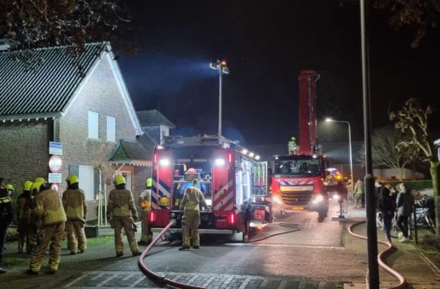 Brandweer rukt uit voor woningbrand in Maasbree, automobilist vlucht na aanrijding