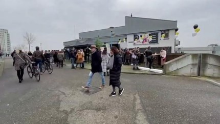 Video: Horecaprotest in Roermond: honderden mensen lappen coronaregels aan hun laars